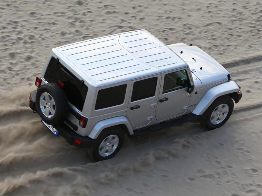  Jeep Wrangler Sahara Unlimited 2011 года  (EU) (фото 15 из 30)